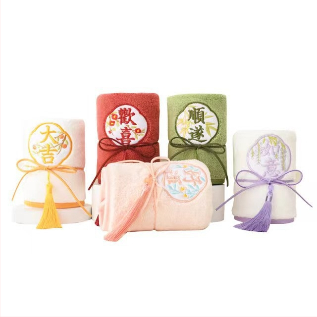 Izšūts dvielis ar pūsiem — kāzu suvenīru dāvana līgavas māsām (materiāls: audums; iepakojums: kartons; gadījums: kāzas; dāvanas nolūks: suvenīrs)