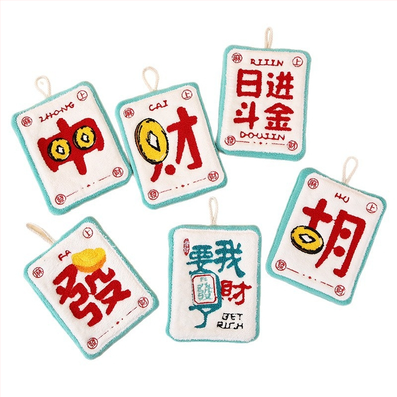 Käsi- käterätik korallfliisist, riputatav, hiina stiilis õnneliku motiiviga, tikitud ja servad on õmmeldud, 30–50 g