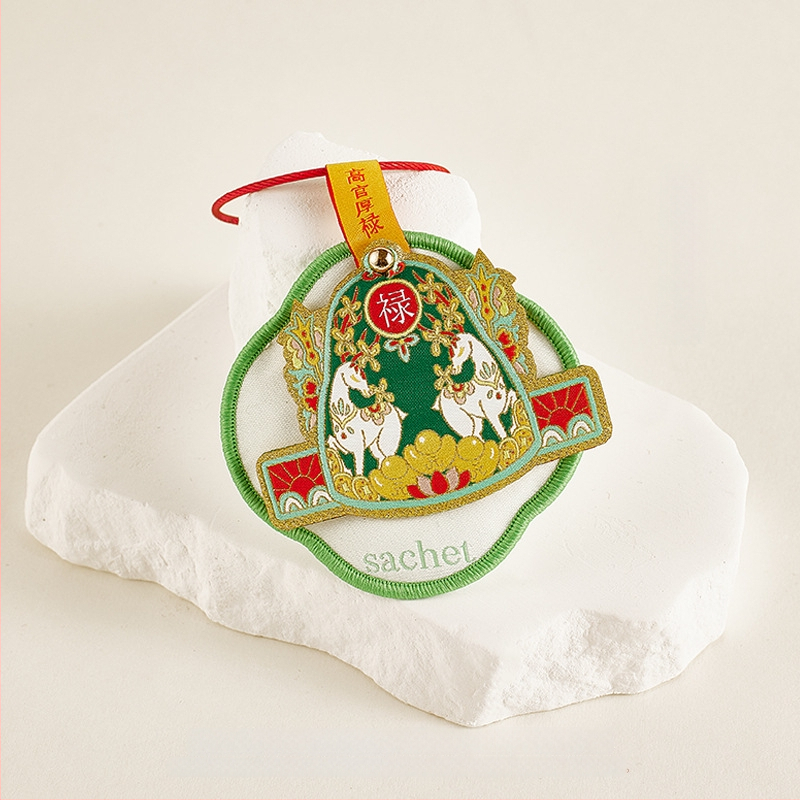 Autóba illatos vászonfüggő, hímzett áldásokkal a szerencséért, prosperitásért, hosszú élettért, boldogságért és gazdagságért. Anyag: szövet; Stílus: kínai; Kivitelezés: hímzés; Egyedi autóban használható.