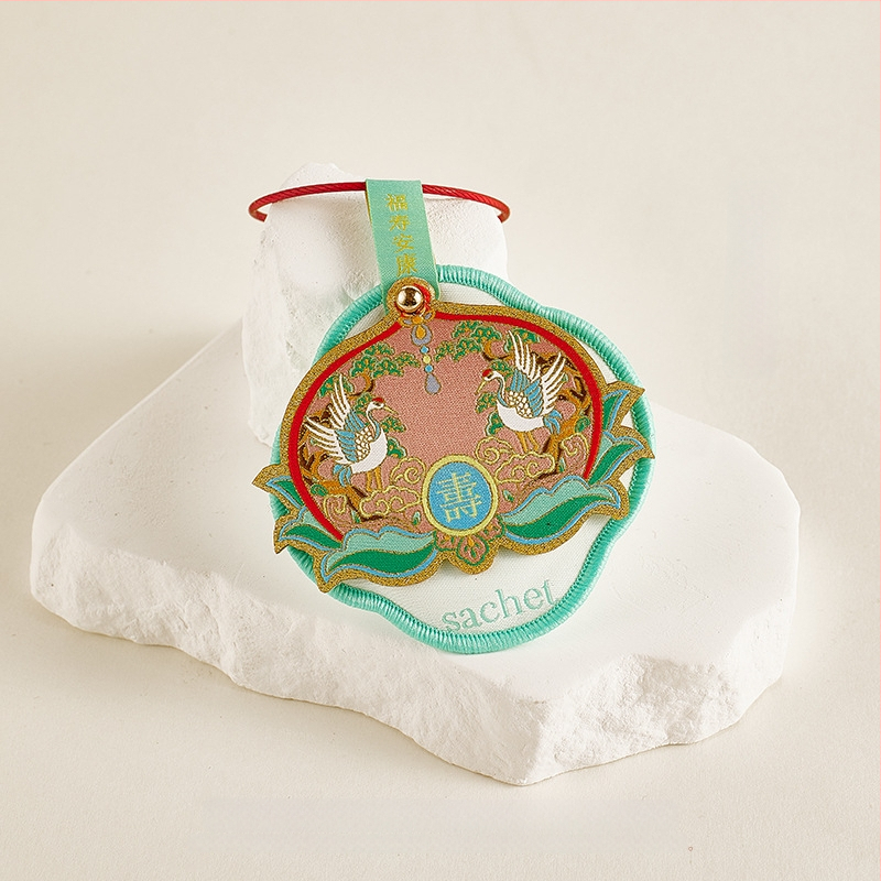 Autóba illatos vászonfüggő, hímzett áldásokkal a szerencséért, prosperitásért, hosszú élettért, boldogságért és gazdagságért. Anyag: szövet; Stílus: kínai; Kivitelezés: hímzés; Egyedi autóban használható.