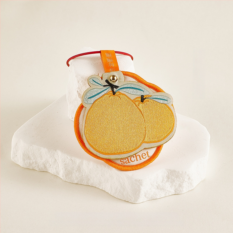 Autóba illatos vászonfüggő, hímzett áldásokkal a szerencséért, prosperitásért, hosszú élettért, boldogságért és gazdagságért. Anyag: szövet; Stílus: kínai; Kivitelezés: hímzés; Egyedi autóban használható.