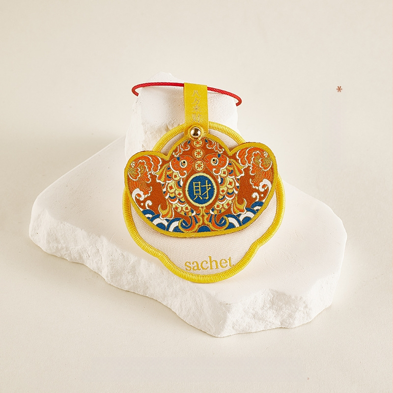 Autóba illatos vászonfüggő, hímzett áldásokkal a szerencséért, prosperitásért, hosszú élettért, boldogságért és gazdagságért. Anyag: szövet; Stílus: kínai; Kivitelezés: hímzés; Egyedi autóban használható.