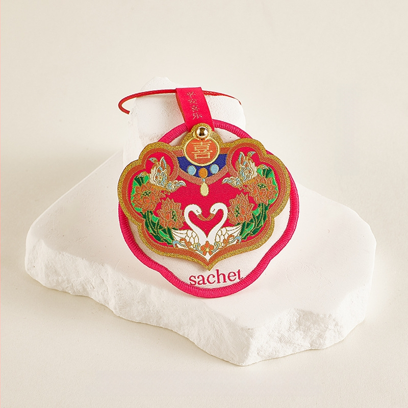 Autóba illatos vászonfüggő, hímzett áldásokkal a szerencséért, prosperitásért, hosszú élettért, boldogságért és gazdagságért. Anyag: szövet; Stílus: kínai; Kivitelezés: hímzés; Egyedi autóban használható.