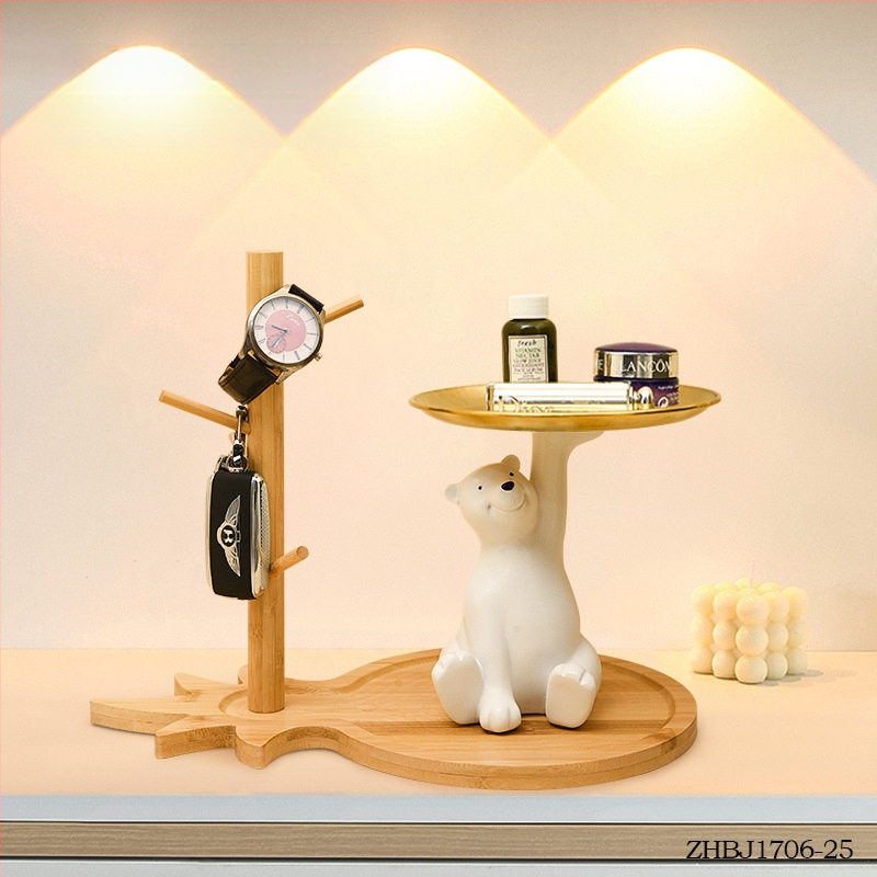 Nordiskā stila atslēgu uzglabāšanas dekors ar polārās lāča motīvu ieejai un viesistabai