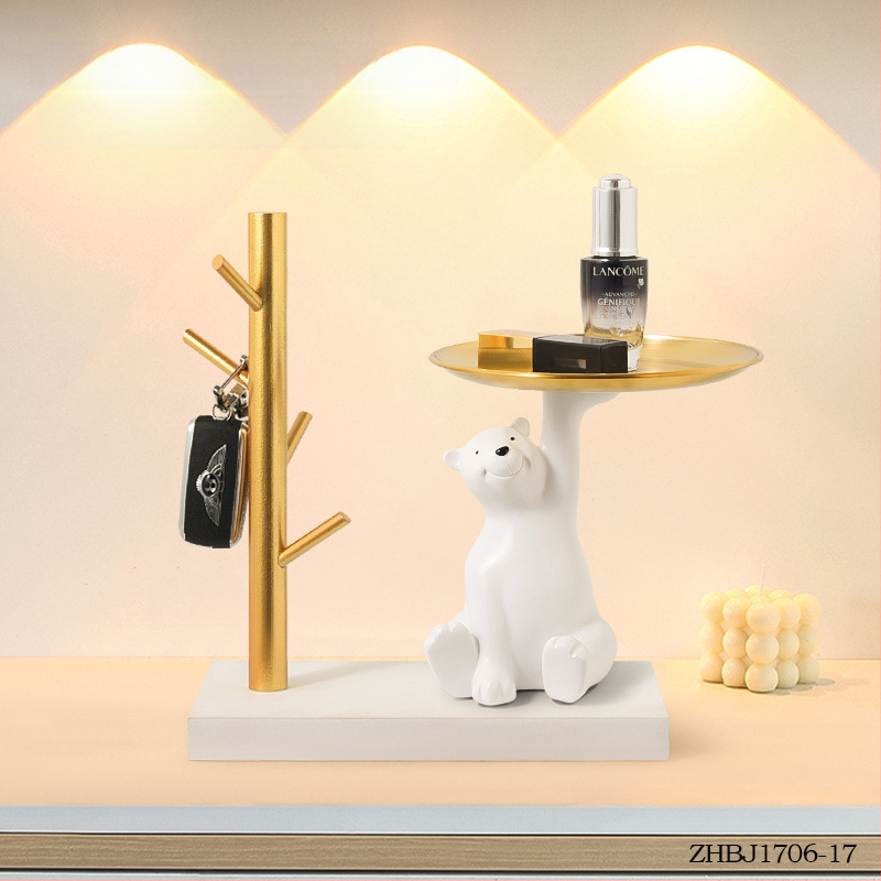 Nordiskā stila atslēgu uzglabāšanas dekors ar polārās lāča motīvu ieejai un viesistabai