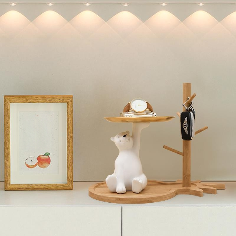 Nordiskā stila atslēgu uzglabāšanas dekors ar polārās lāča motīvu ieejai un viesistabai