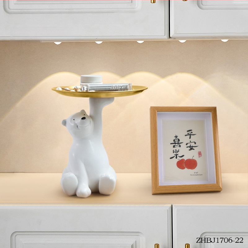 Nordiskā stila atslēgu uzglabāšanas dekors ar polārās lāča motīvu ieejai un viesistabai