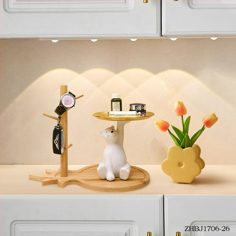 Nordiskā stila atslēgu uzglabāšanas dekors ar polārās lāča motīvu ieejai un viesistabai