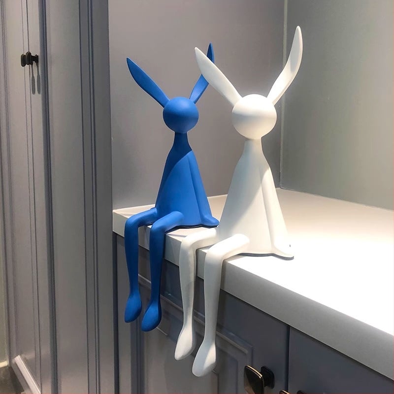 Sēdošā truša figūra, ziemeļniecīgs stils, vienkāršs un mūsdienīgs, materiāls: sveķi, piemērots ieejai, viesistabai un televizora skapim