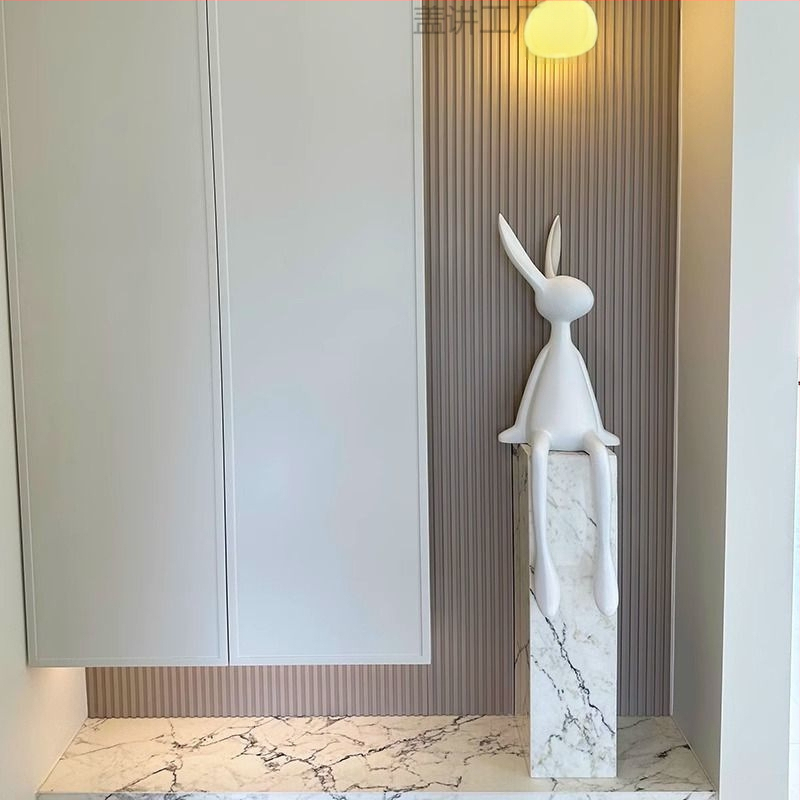 Sēdošā truša figūra, ziemeļniecīgs stils, vienkāršs un mūsdienīgs, materiāls: sveķi, piemērots ieejai, viesistabai un televizora skapim