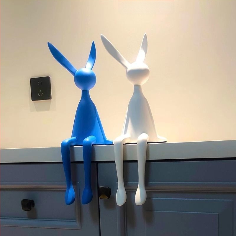 Sēdošā truša figūra, ziemeļniecīgs stils, vienkāršs un mūsdienīgs, materiāls: sveķi, piemērots ieejai, viesistabai un televizora skapim