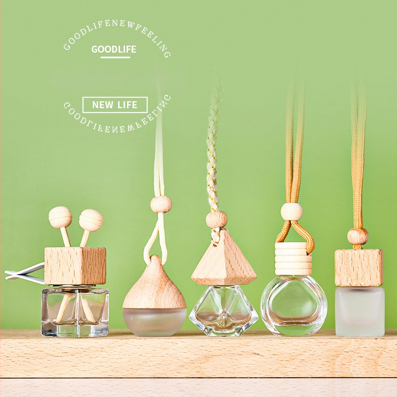 Stikla aromaterapijas pudele ar koka vāciņu un piekariņu auto atpakaļskata spogulim