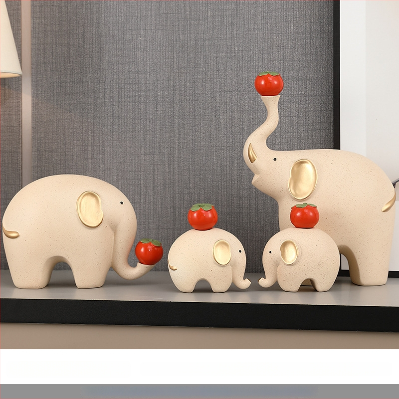 Elefanta figūra no sveķiem – četru cilvēku ģimene – moderns minimālisks galda dekors dzīvojamai istabai un TV skapim – daļēji roku darbs, daļēji mehāniska izstrāde