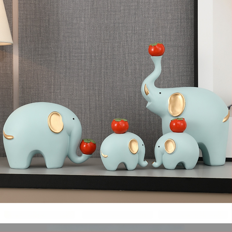 Elefanta figūra no sveķiem – četru cilvēku ģimene – moderns minimālisks galda dekors dzīvojamai istabai un TV skapim – daļēji roku darbs, daļēji mehāniska izstrāde