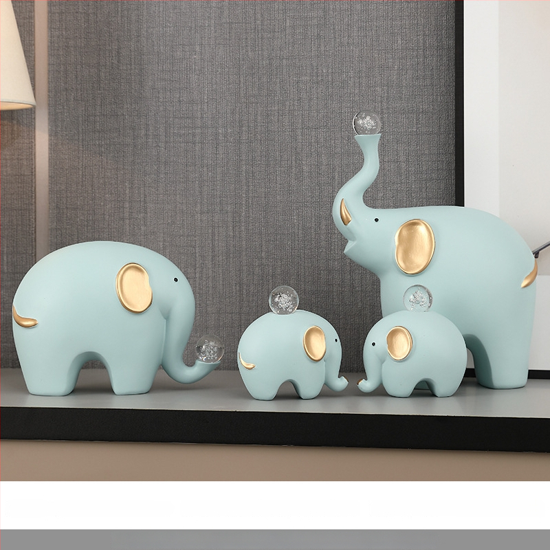 Elefanta figūra no sveķiem – četru cilvēku ģimene – moderns minimālisks galda dekors dzīvojamai istabai un TV skapim – daļēji roku darbs, daļēji mehāniska izstrāde