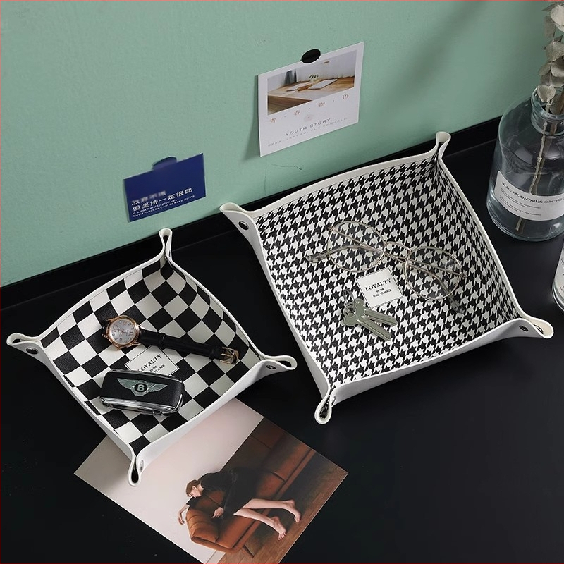 Nahast lauaorganisaator, millel on trükitud houndstooth muster, võtmed, ehted, huulepulk ja kosmeetika jaoks — Põhjamaade moodsus minimalistlik stiil