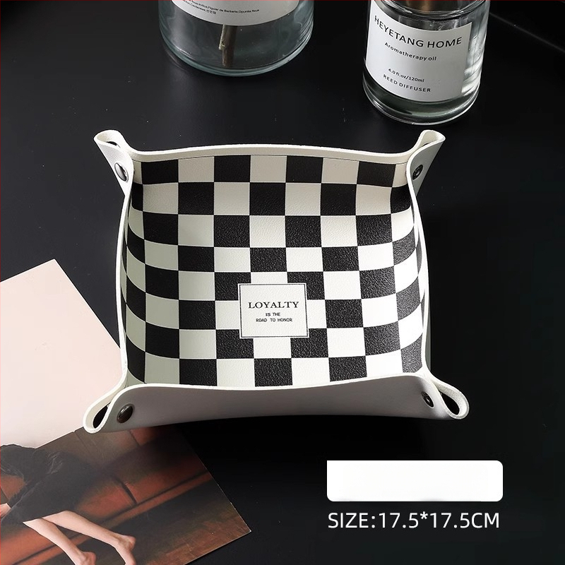 Nahast lauaorganisaator, millel on trükitud houndstooth muster, võtmed, ehted, huulepulk ja kosmeetika jaoks — Põhjamaade moodsus minimalistlik stiil