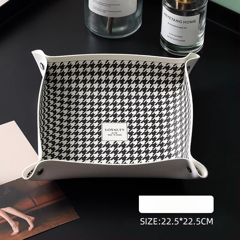 Nahast lauaorganisaator, millel on trükitud houndstooth muster, võtmed, ehted, huulepulk ja kosmeetika jaoks — Põhjamaade moodsus minimalistlik stiil