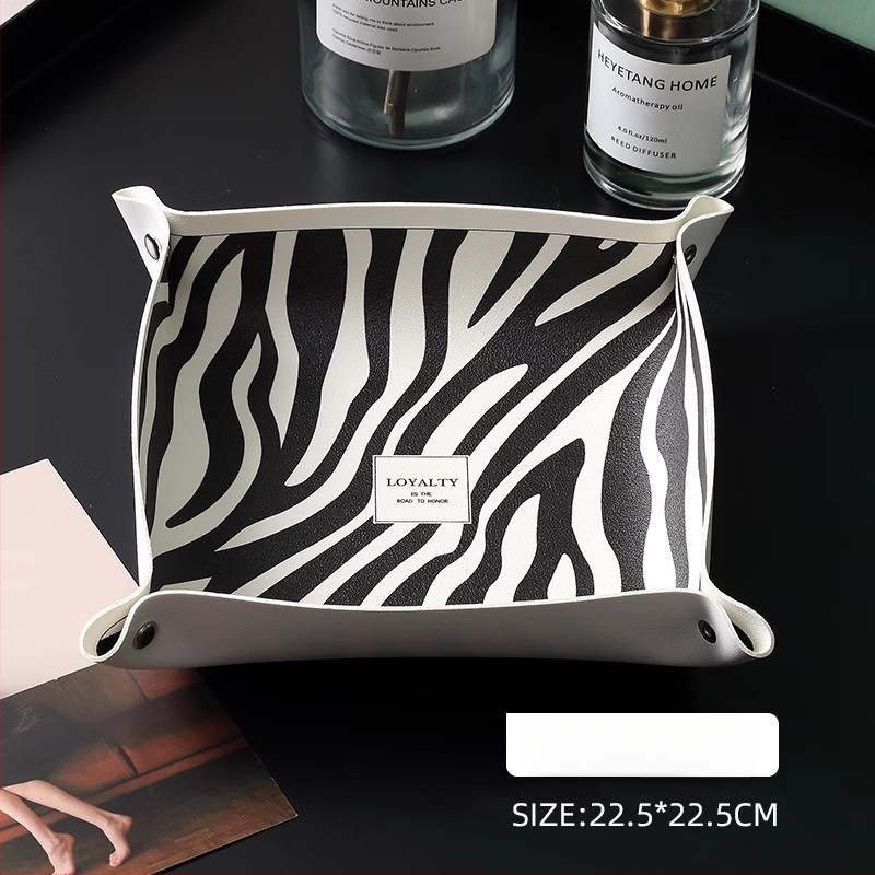 Nahast lauaorganisaator, millel on trükitud houndstooth muster, võtmed, ehted, huulepulk ja kosmeetika jaoks — Põhjamaade moodsus minimalistlik stiil