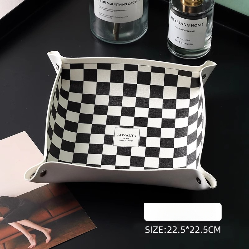 Nahast lauaorganisaator, millel on trükitud houndstooth muster, võtmed, ehted, huulepulk ja kosmeetika jaoks — Põhjamaade moodsus minimalistlik stiil