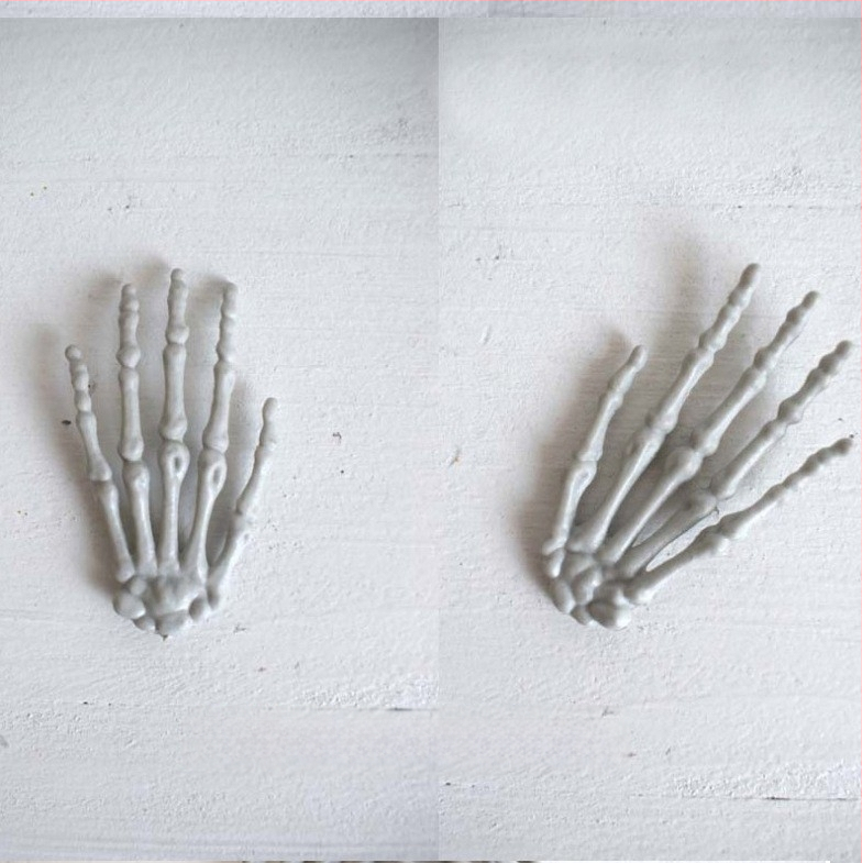 Holy Journey Helovīna scenārija rekvizīts — plastmasas injekcijas veidota skeleta roka, piemērota spoku mājai un telpu plānošanai