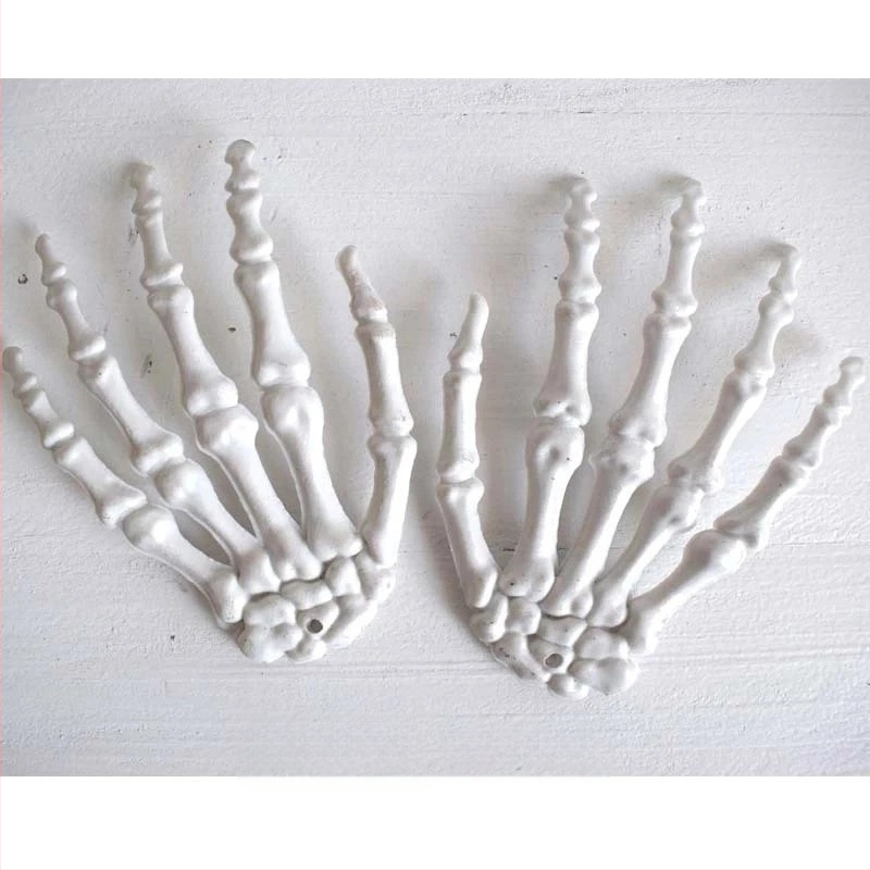 Holy Journey Helovīna scenārija rekvizīts — plastmasas injekcijas veidota skeleta roka, piemērota spoku mājai un telpu plānošanai