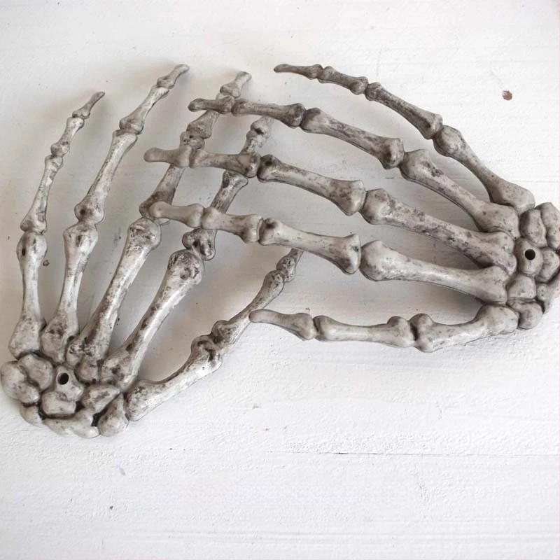 Holy Journey Helovīna scenārija rekvizīts — plastmasas injekcijas veidota skeleta roka, piemērota spoku mājai un telpu plānošanai