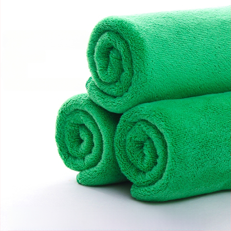 Prosop pentru salon de înfrumusețare din fibre foarte fine, utilizare profesională, absorbție ridicată, textură groasă; Material: 80% poliester; Fire: 21 count; Țesătură: Plain weave; Greutate: 80–100 g; Procesare personalizată: Da