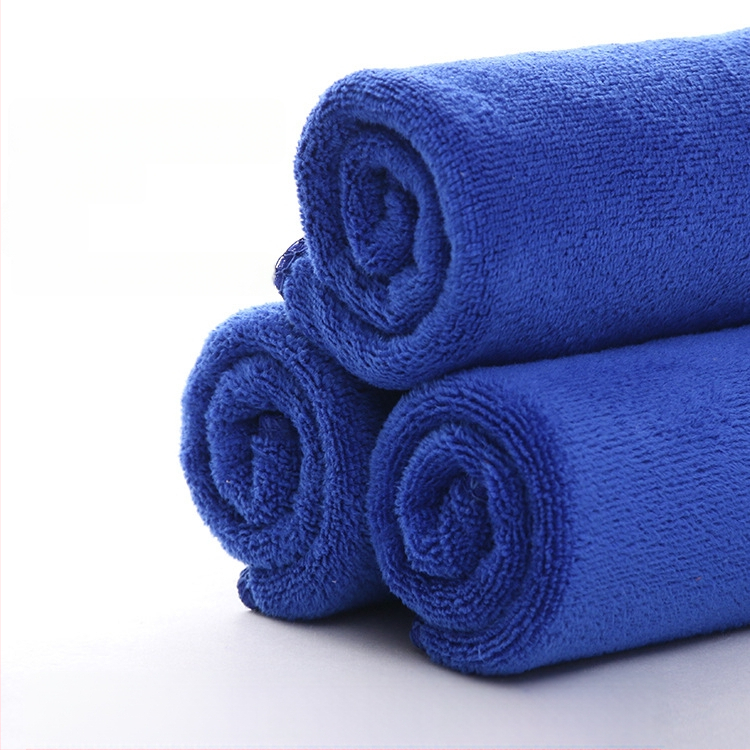 Prosop pentru salon de înfrumusețare din fibre foarte fine, utilizare profesională, absorbție ridicată, textură groasă; Material: 80% poliester; Fire: 21 count; Țesătură: Plain weave; Greutate: 80–100 g; Procesare personalizată: Da