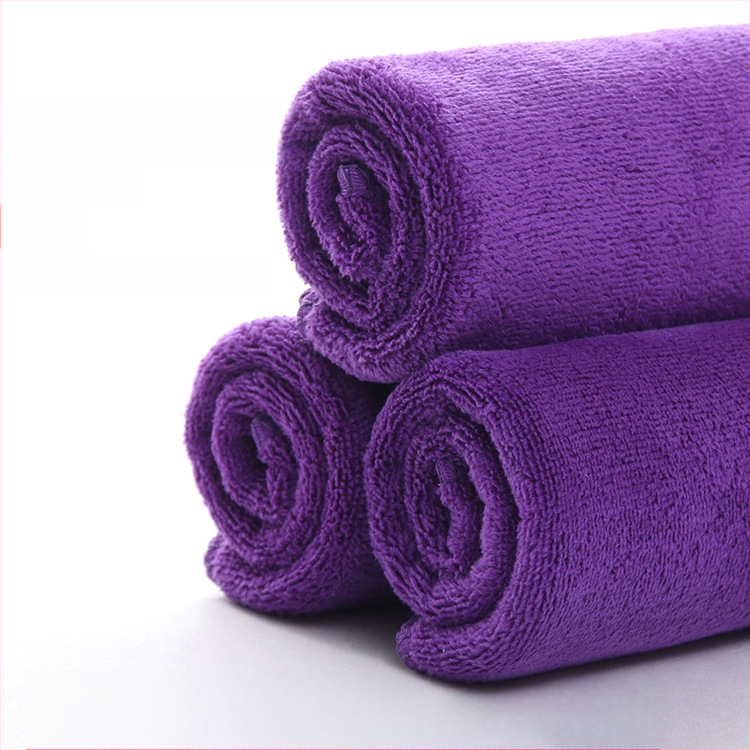 Prosop pentru salon de înfrumusețare din fibre foarte fine, utilizare profesională, absorbție ridicată, textură groasă; Material: 80% poliester; Fire: 21 count; Țesătură: Plain weave; Greutate: 80–100 g; Procesare personalizată: Da