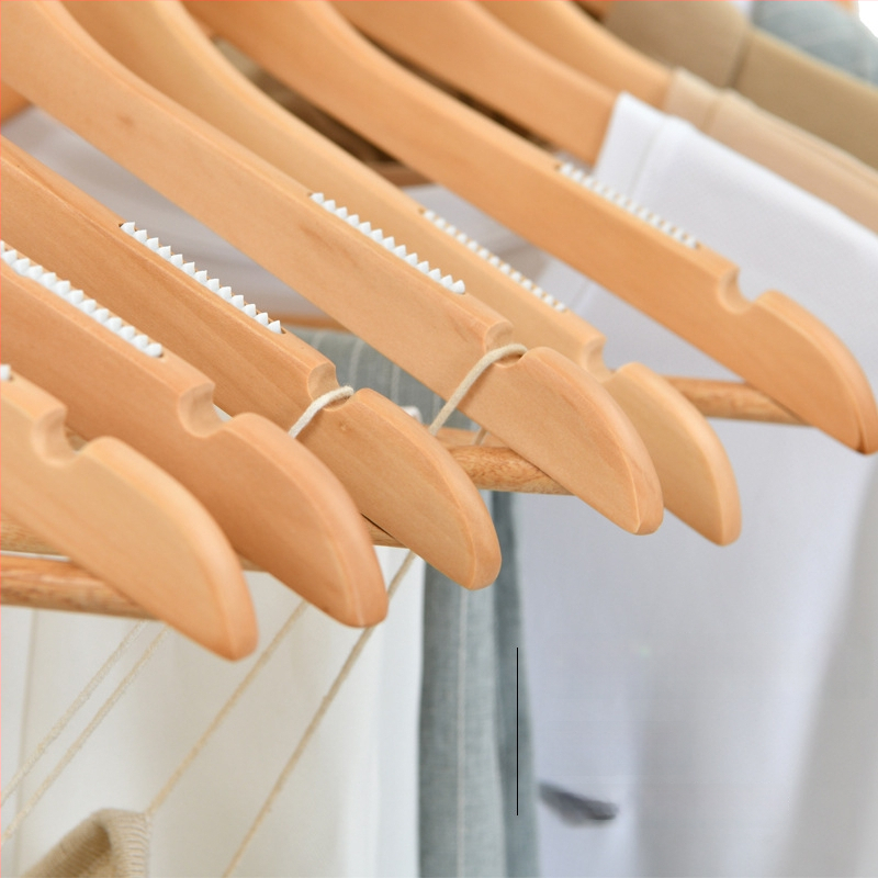 Ξύλινη κρεμάστρα ρούχων με επίπεδη γάντζα, αντιολισθητικές λωρίδες και διπλό σχεδιασμό αυλακώσεων