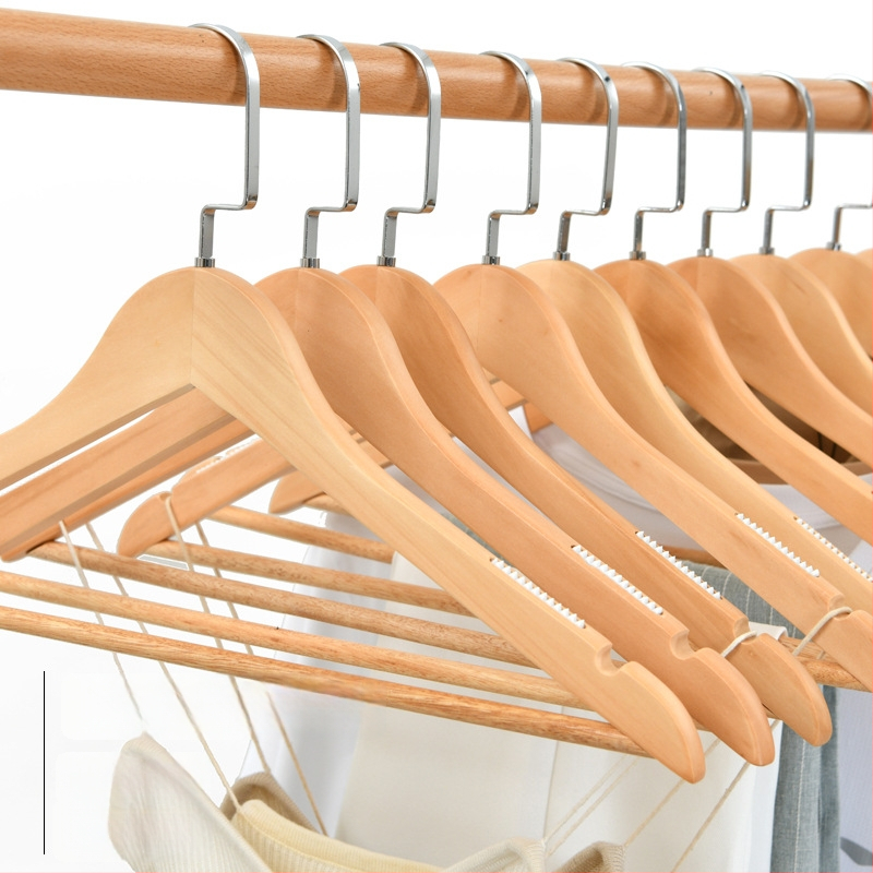 Ξύλινη κρεμάστρα ρούχων με επίπεδη γάντζα, αντιολισθητικές λωρίδες και διπλό σχεδιασμό αυλακώσεων