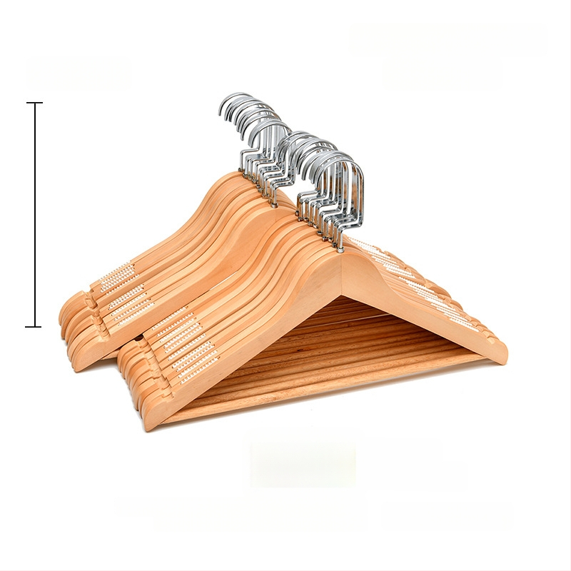 Ξύλινη κρεμάστρα ρούχων με επίπεδη γάντζα, αντιολισθητικές λωρίδες και διπλό σχεδιασμό αυλακώσεων