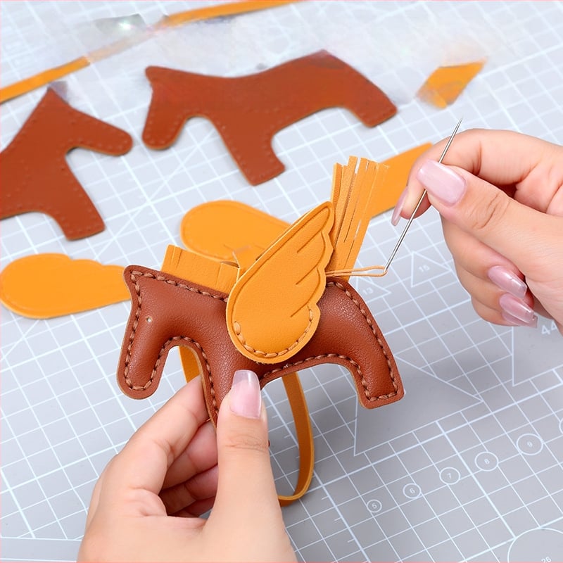 Somas piekārums — Mini Pegass, roku šūts, ultra viegls PU materiāls, dzīvnieku zīmējums, vasara 2024