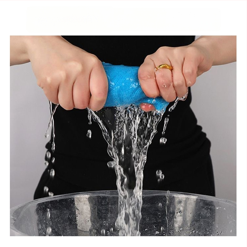 Prosop auto din microfibră, absorbție înaltă; greutate 25 g; producție: margine cusută, țesătură plată; caracteristici: decontaminare, absorbție rapidă a apei, rezistent la uzură