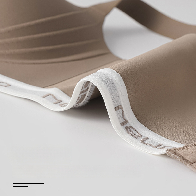 Sieviešu neilona krūšturis ar 3/4 krūšu kausu, plāns formēts kauss, fiksētas siksnas, mugurējā aizdare ar četrām rindu āķiem