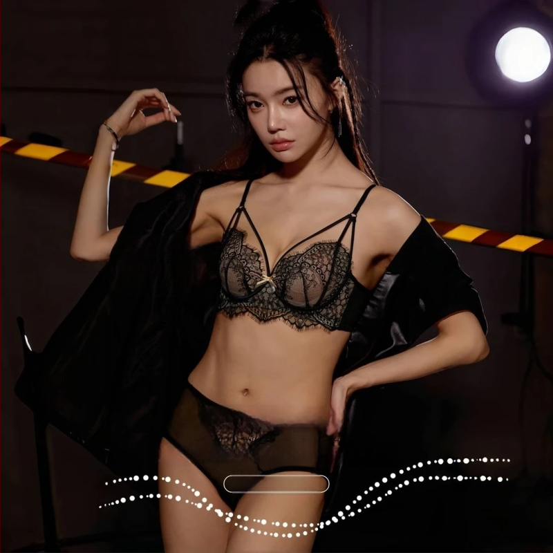 Push-up krūšturis ar mežģīni, galvenais audums neilons, odere kokvilna, regulējamas siksnas, aizmugurē ar divkāršu aizdari