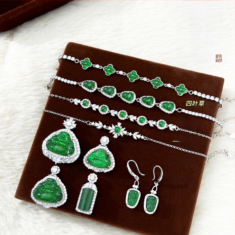 Narukvica od ledenog nefrita s motivima četiri lista i oblika tikve, privjesak Buddha od srebra 925