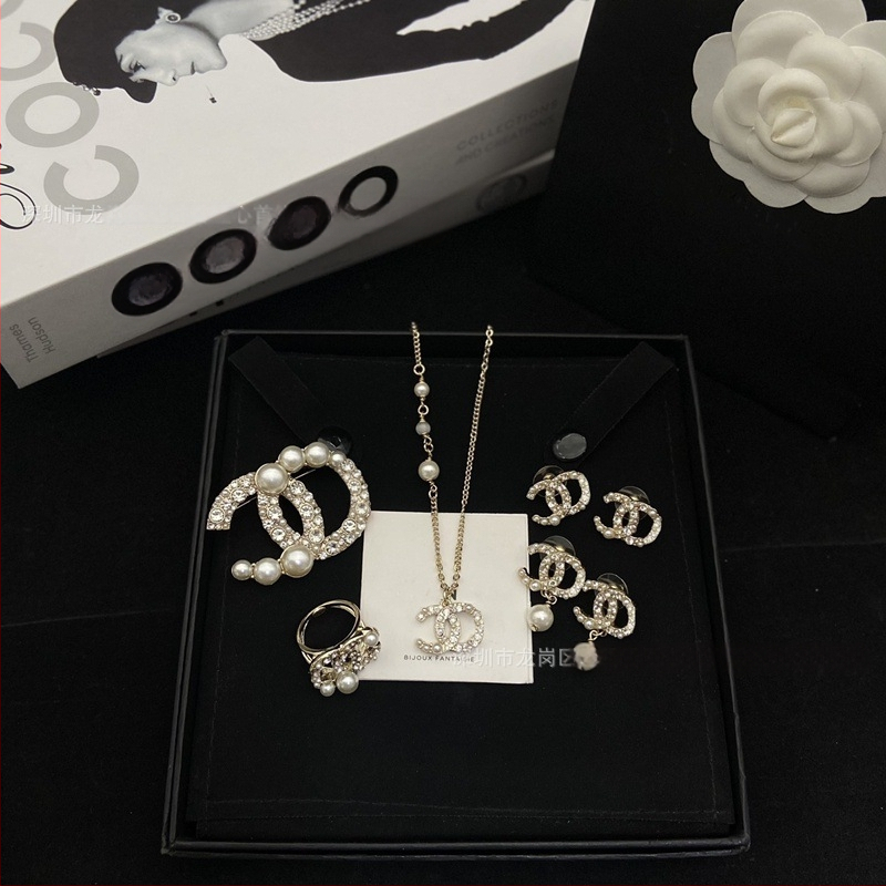 Sieviešu juvelierizstrādājumu komplekts: kaklarota ar dubultu C burtu, brošūra, auskari un gredzens – misiņš ar elektroplēvi, Seiko tehnoloģija, apaļš dizains, augsts stila līmenis