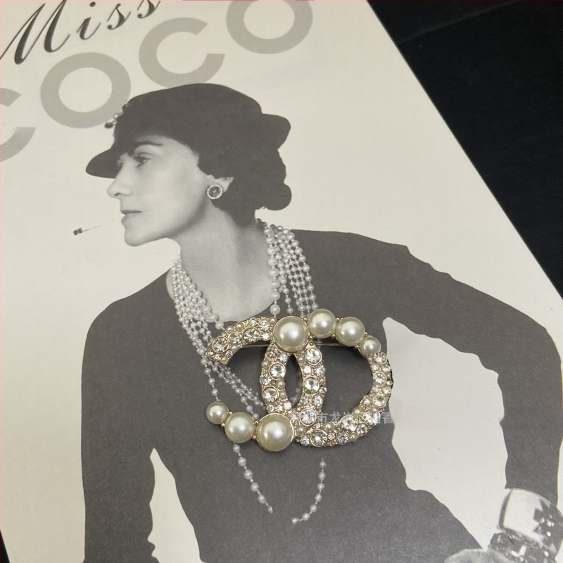 Sieviešu juvelierizstrādājumu komplekts: kaklarota ar dubultu C burtu, brošūra, auskari un gredzens – misiņš ar elektroplēvi, Seiko tehnoloģija, apaļš dizains, augsts stila līmenis