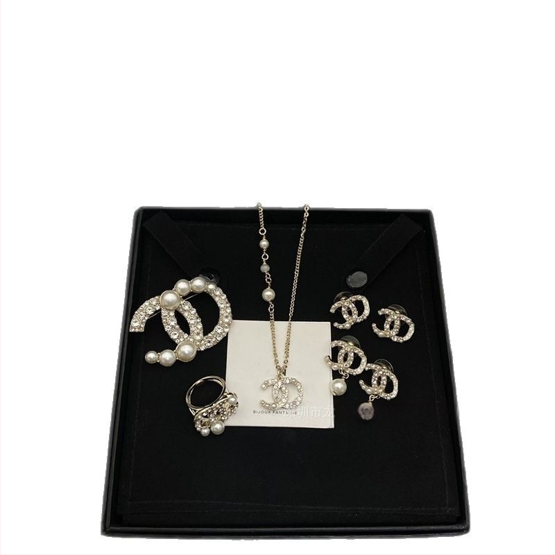 Sieviešu juvelierizstrādājumu komplekts: kaklarota ar dubultu C burtu, brošūra, auskari un gredzens – misiņš ar elektroplēvi, Seiko tehnoloģija, apaļš dizains, augsts stila līmenis