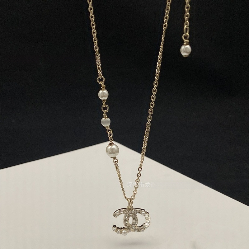 Sieviešu juvelierizstrādājumu komplekts: kaklarota ar dubultu C burtu, brošūra, auskari un gredzens – misiņš ar elektroplēvi, Seiko tehnoloģija, apaļš dizains, augsts stila līmenis