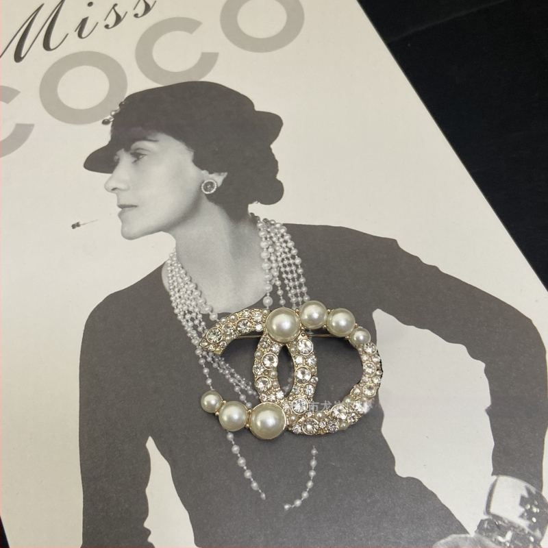 Sieviešu juvelierizstrādājumu komplekts: kaklarota ar dubultu C burtu, brošūra, auskari un gredzens – misiņš ar elektroplēvi, Seiko tehnoloģija, apaļš dizains, augsts stila līmenis