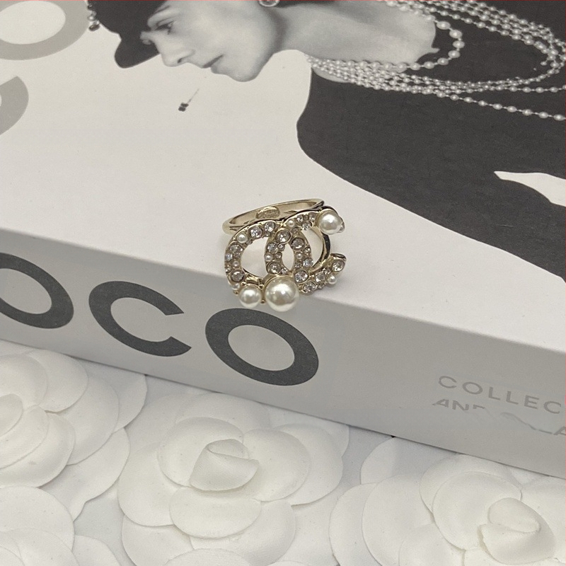 Sieviešu juvelierizstrādājumu komplekts: kaklarota ar dubultu C burtu, brošūra, auskari un gredzens – misiņš ar elektroplēvi, Seiko tehnoloģija, apaļš dizains, augsts stila līmenis