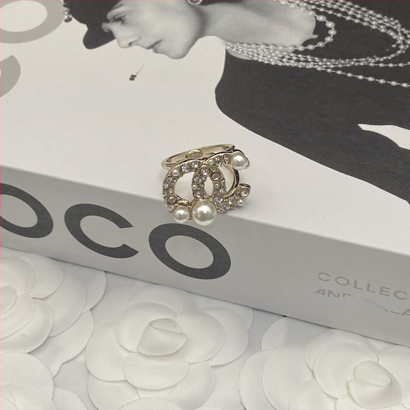 Sieviešu juvelierizstrādājumu komplekts: kaklarota ar dubultu C burtu, brošūra, auskari un gredzens – misiņš ar elektroplēvi, Seiko tehnoloģija, apaļš dizains, augsts stila līmenis