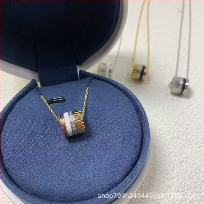 Van Bolo ģeometrisks zobu motīvs keramikas kaklars ar dimantu akcentiem; Izcelsme: Guangdong; Launings: 2025. gada pavasaris; Materiāls: keramika ar diamantu intarsijām