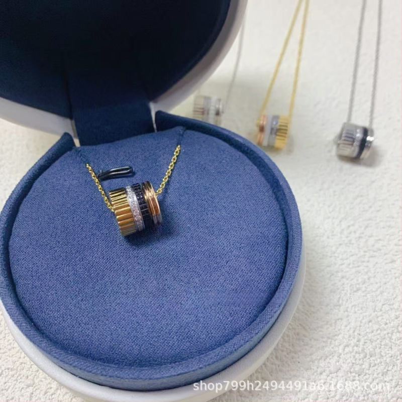 Van Bolo ģeometrisks zobu motīvs keramikas kaklars ar dimantu akcentiem; Izcelsme: Guangdong; Launings: 2025. gada pavasaris; Materiāls: keramika ar diamantu intarsijām