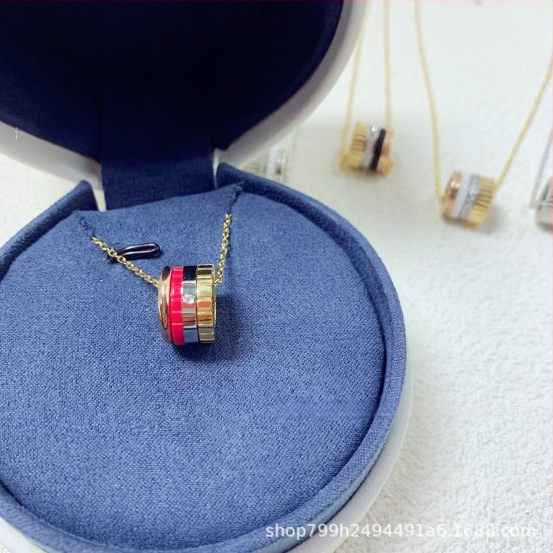 Van Bolo ģeometrisks zobu motīvs keramikas kaklars ar dimantu akcentiem; Izcelsme: Guangdong; Launings: 2025. gada pavasaris; Materiāls: keramika ar diamantu intarsijām