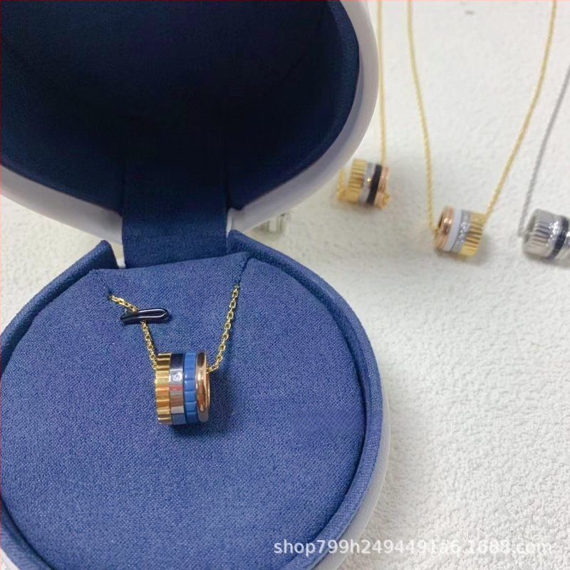 Van Bolo ģeometrisks zobu motīvs keramikas kaklars ar dimantu akcentiem; Izcelsme: Guangdong; Launings: 2025. gada pavasaris; Materiāls: keramika ar diamantu intarsijām