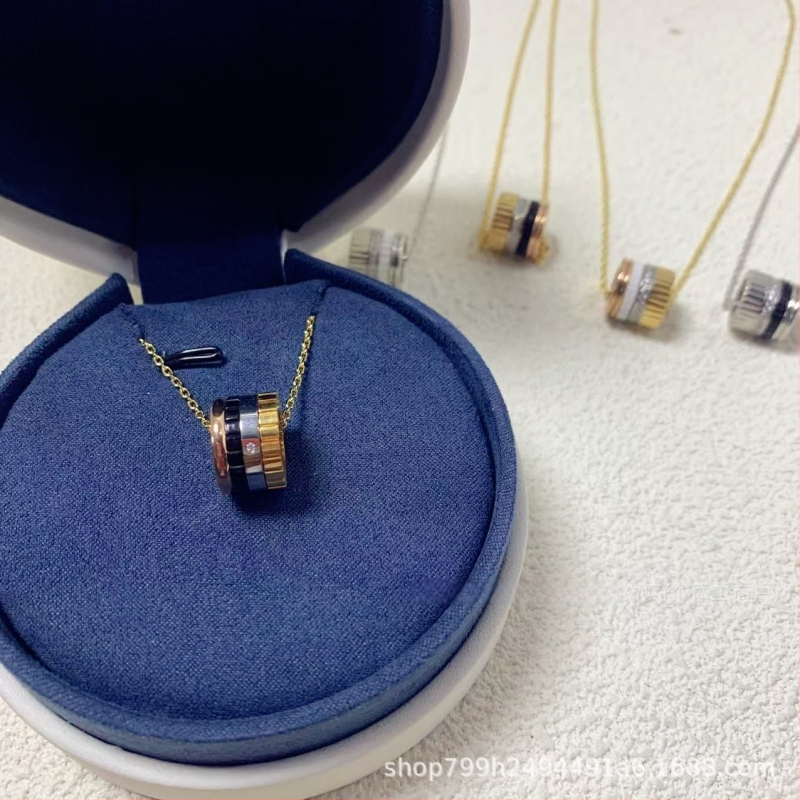 Van Bolo ģeometrisks zobu motīvs keramikas kaklars ar dimantu akcentiem; Izcelsme: Guangdong; Launings: 2025. gada pavasaris; Materiāls: keramika ar diamantu intarsijām